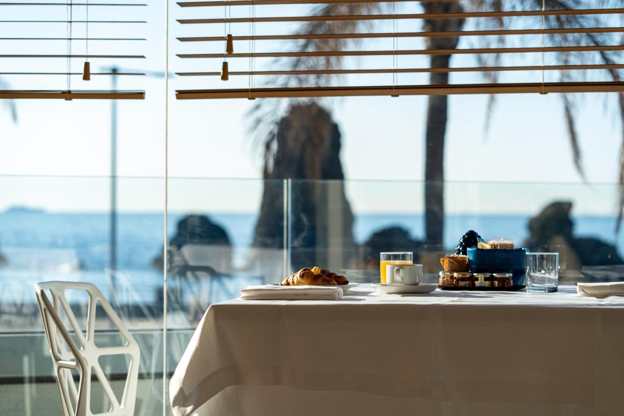 Grand Hotel Faraglioni Aci Trezza Bagian luar foto
