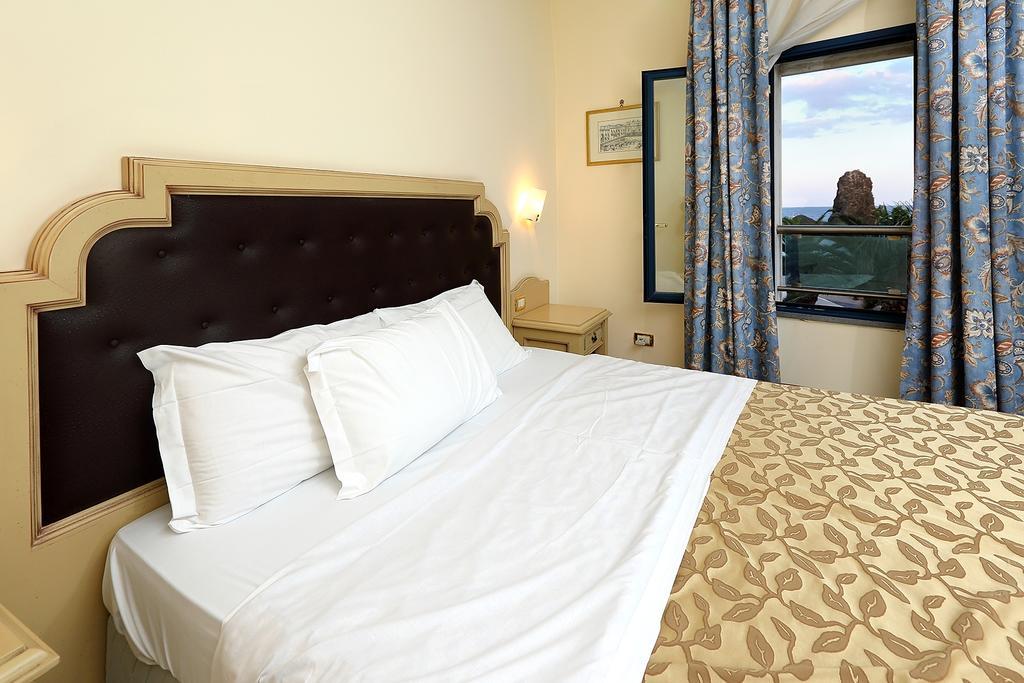 Grand Hotel Faraglioni Aci Trezza Ruang foto